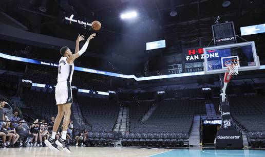 VIDEO Prvi izbor NBA drafta na predstavljanju bacao 'cigle'