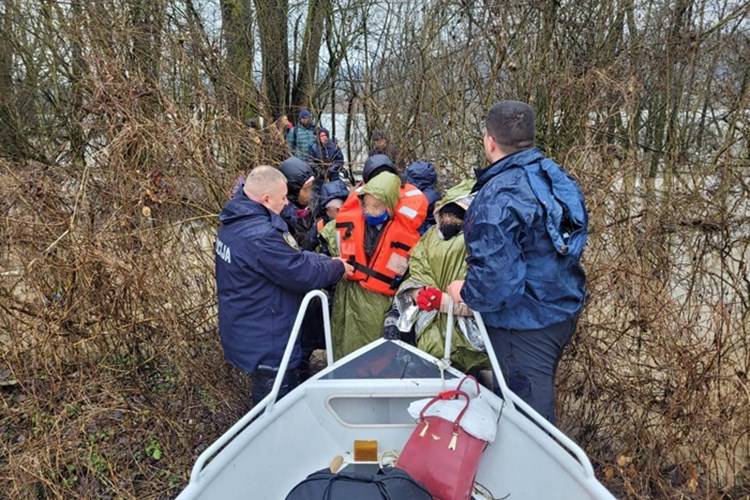 VIDEO Dramatično spašavanje kod Slavonskog Broda: Policija iz rijeke izvukla 13 Kubanaca