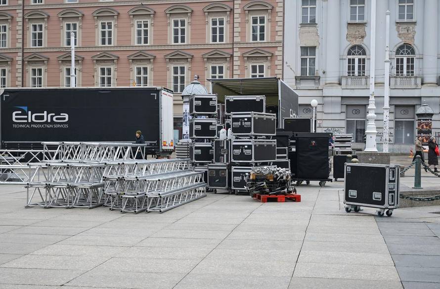 Zagreb: Postavljanje bine na glavnom Trgu gdje će biti organiziran doček rukometaša