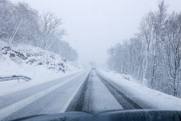 Snijeg paralizirao promet prema Rijeci