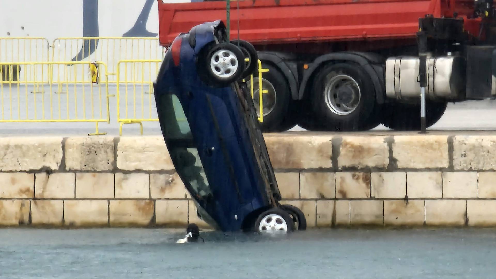 Video iz Splita: Izvlačili auto koji je jučer upao u more kod trajektne luke, vozaču prijava