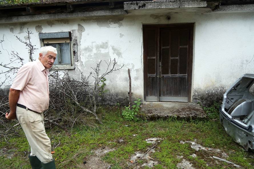 Migranti im prolaze kraj kuća: 'Strah me je, pogotovo po noći'