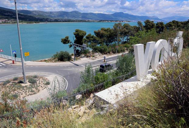 Trogir: Nepoznati počinitelj ukrao slovo 0 na natpisu Čiovo