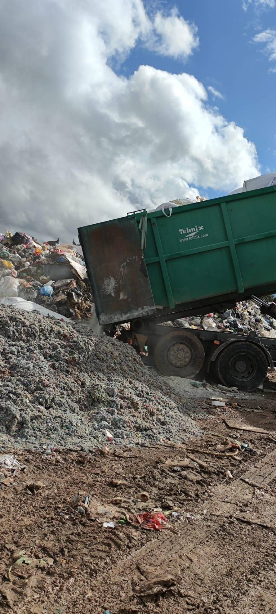 EKSKLUZIVNE SNIMKE: Opasni i plastični otpad bacali su i na gradsko odlagalište u Gospiću!