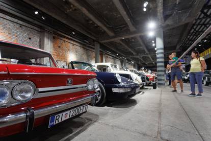 Rijeka: U zgradi Exportdrva otvorena izložba oldtimera