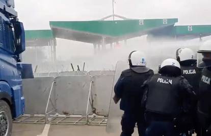 Poljaci vodenim topovima na granici rastjerali migrante, u sukobu teško ozlijeđen policajac