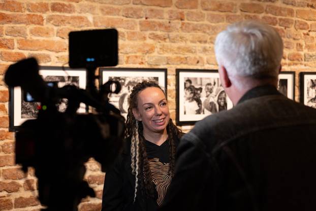Osijek: Svečano otvorenje izložbe fotografija fotoreporterke Pixsella Emice Elveđi "Srce za Afriku"