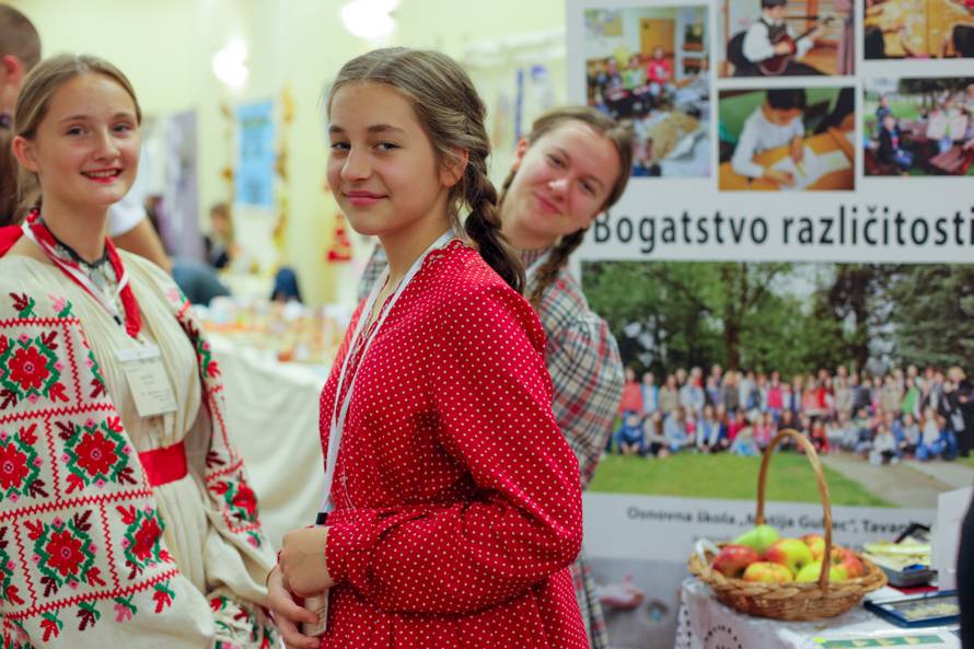 Mali zadrugari izrađuju torbice od komušine i pčelinji melem