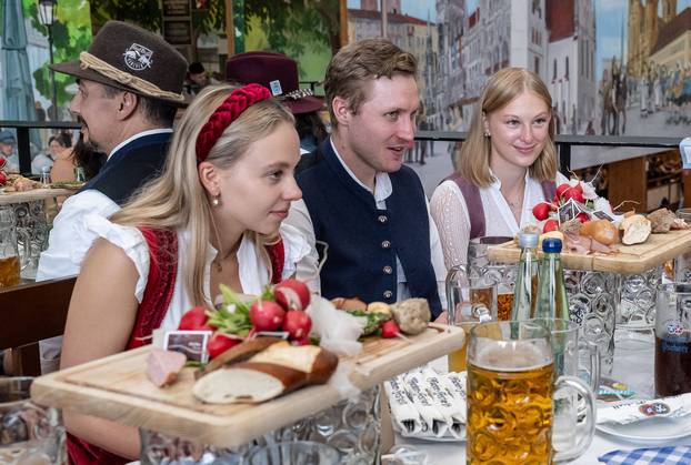 GER, EHC Red Bull Muenchen, Eishockey, DEL, Teambesuch Oktoberfest Muenchen 2025, Hacker-Festzelt, 29.09.2025.