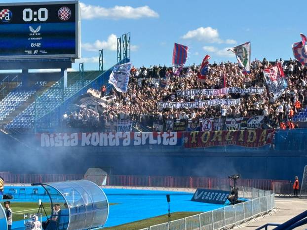 FOTO Torcida zapalila Boysima udarni transparent?! 'Zadnji derbi ste izdimili, sad gorite'