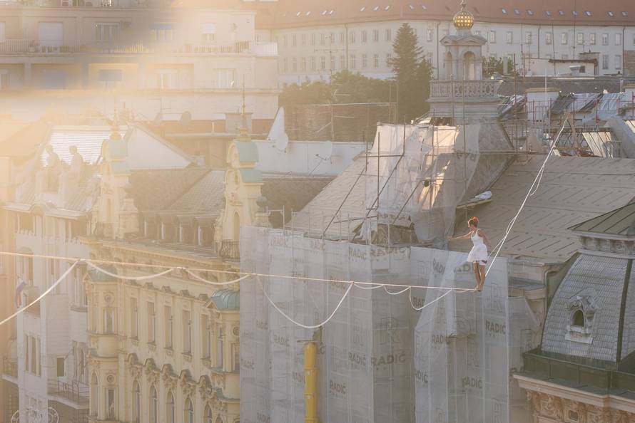 Zagreb: Antonia Gašparov hodom na žici privukla poglede prolaznika