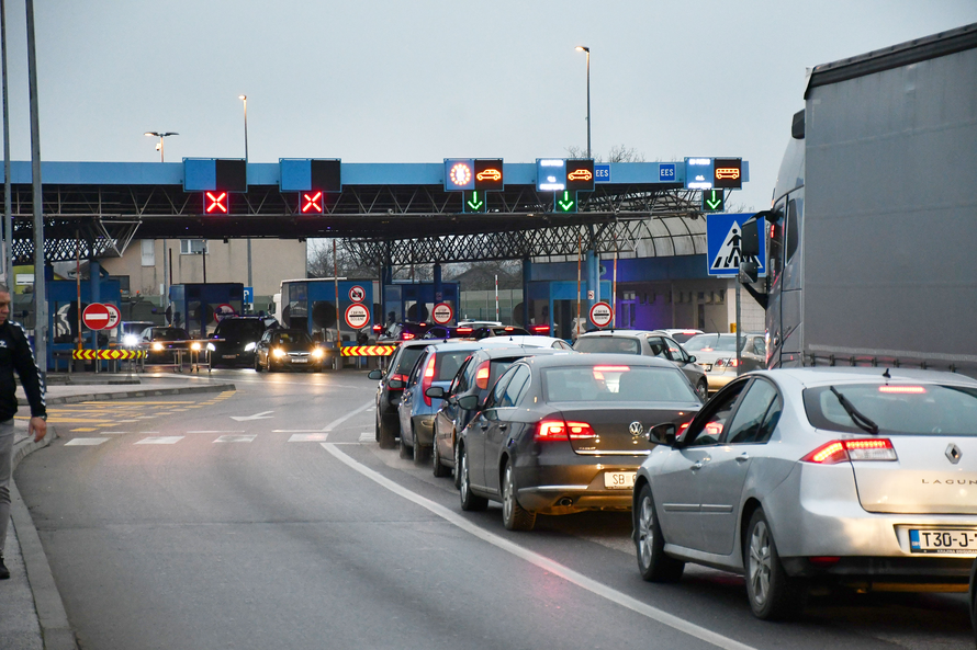 Bivši ministar švercao cigarete: 'Četiri šteke sakrio u prtljažniku kod rezervnog kotača...'