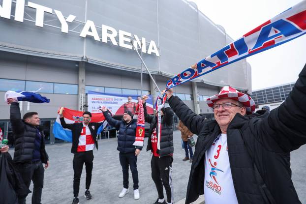 Oslo: Navijači ispred Unity Arene u kojoj se večeras održava finale Svjetskog rukometnog prvenstva
