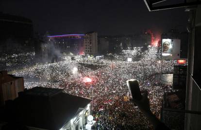 Vučić se obratio javnosti: Bilo je oko 100.000 ljudi. Arhiv javnih skupova: Bilo je oko 300.000!