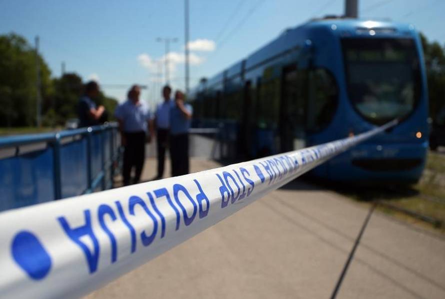 Nesreća u Zagrebu: Morali su dići  tramvaj  da izvuku pješaka