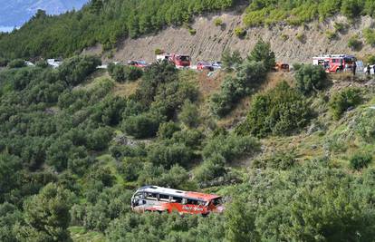 Autobusom kod Makarske sletio s ceste u provaliju: 'Sve se dimilo, vozač je sam izašao van'