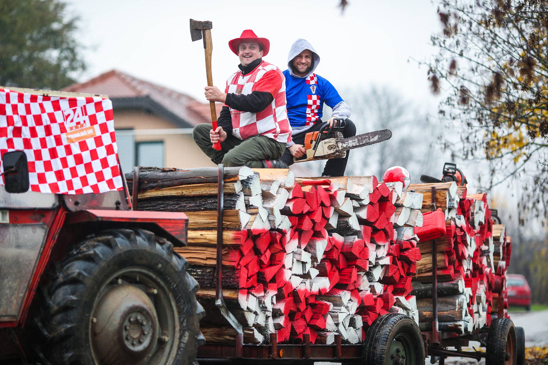 Navijači iz Gradne obojali su drva za ogrjev u crveno bijelu boju