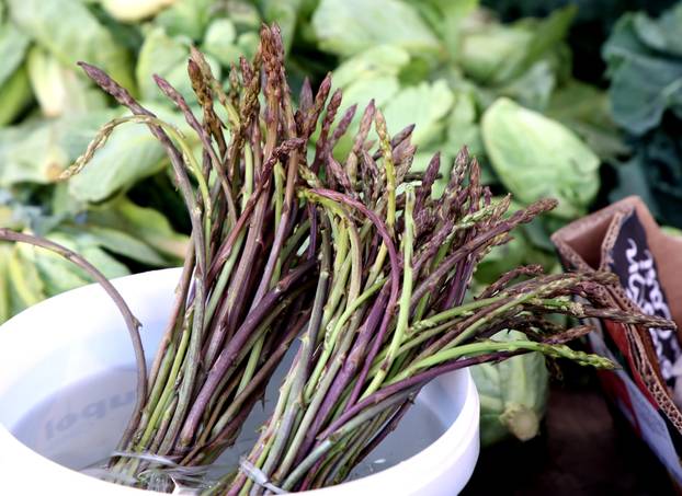 Šibenik: Ponuda šparoga na šibenskoj tržnici