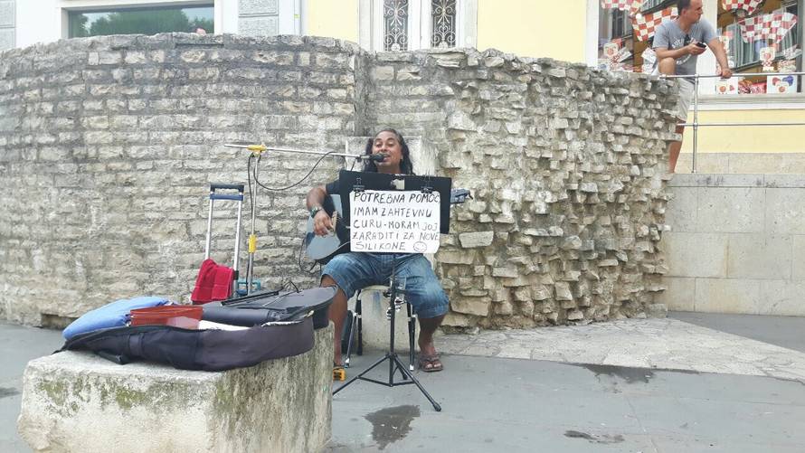 'Moram svirati na ulici jer moja djevojka  želi ugraditi silikone'