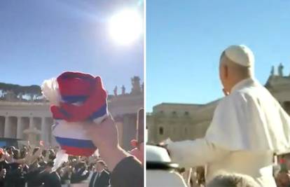 VIDEO Hodočasnik ubacio šal Hajduka u papamobil. Evo kako je papa Lav XIV. reagirao...