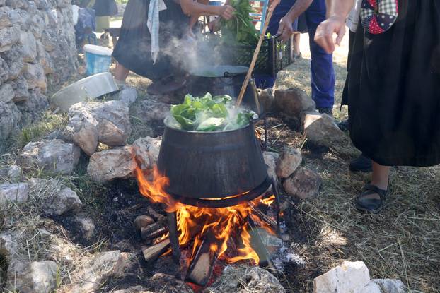 Vodice:Tradicionalni prvosvibanjski piknik u Rakitnici,spremanje divljeg zelja i pulente.