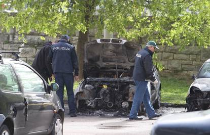 U Solinu izgorio BMW, vatra se proširila i na susjednu 'Astru'