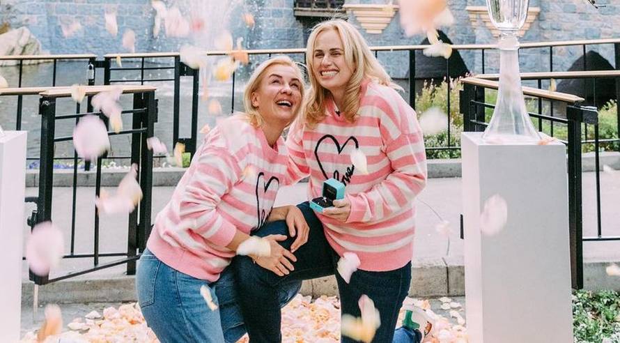 Rebel Wilson zaručila djevojku Ramonu: Ljubile su se, a zatim pokazale i dijamantni prsten