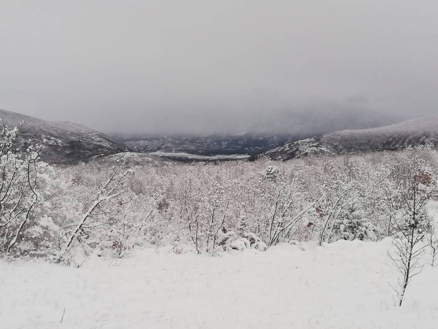 Dalmacija zametena: Snijeg u Zagori, zabijelili se Brač i Šolta
