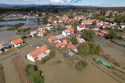 FOTO Pogledajte kako iz zraka izgledaju Brodarci kod Karlovca, cijelo mjesto je pod vodom