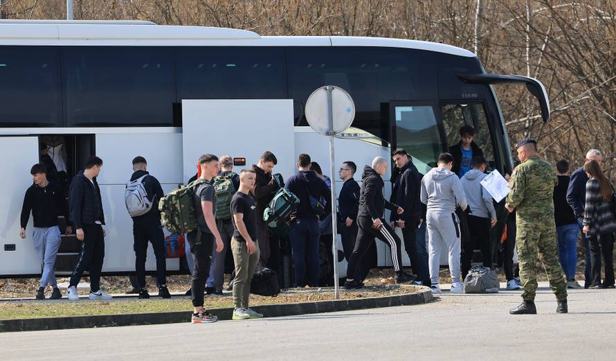 Ministar Anušić i general Kundid na prvom danu TVO-a na Slunju