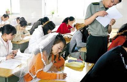 Mladenka morala na ispit u školu u bijeloj vjenčanici