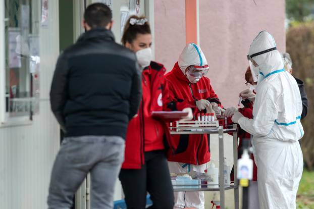 Gužve na testiranje ispred Nastavnog zavoda za javno zdravstvo Andrija Štampar