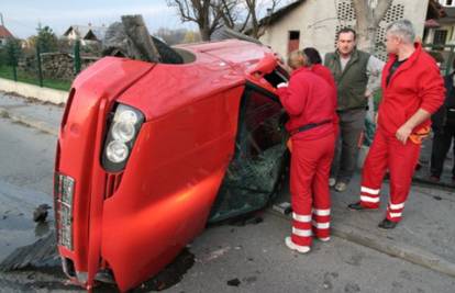 Autom se prevrnuli na bok, van su ih morali izvući vatrogasci