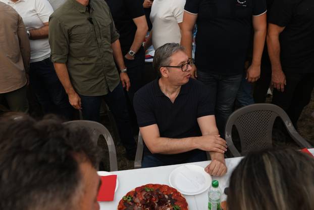 Vučić u sklopu kampanje "Ujedinjena Srbija"  posjetio Banovo Polje