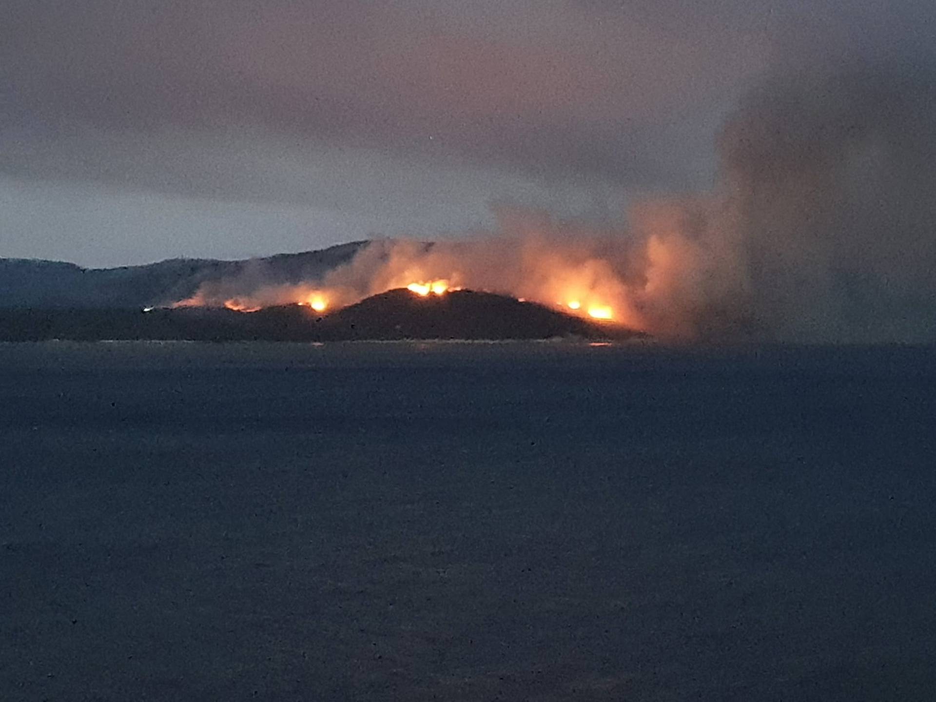 Vatrogasci se cijelu noć borili s požarom i vjetrom na Hvaru, a kod Promine  gase kanaderi