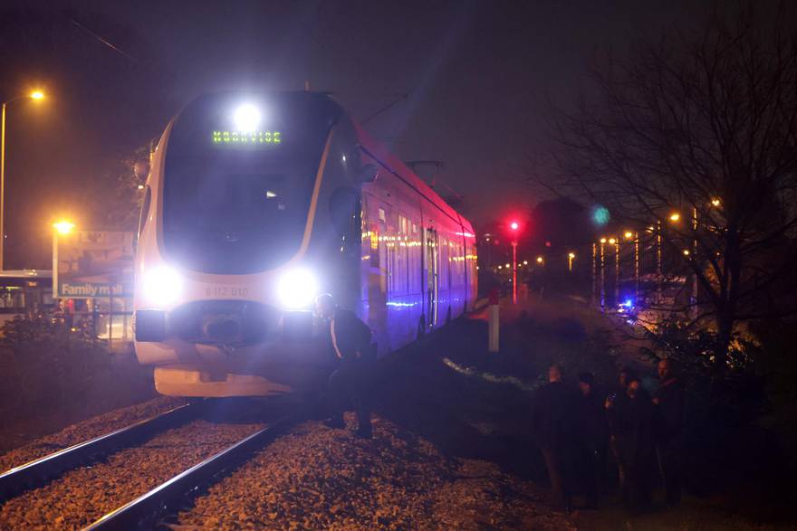 Zagreb: U Remetincu vlak naletio na pješaka koji je prevezen u bolnicu