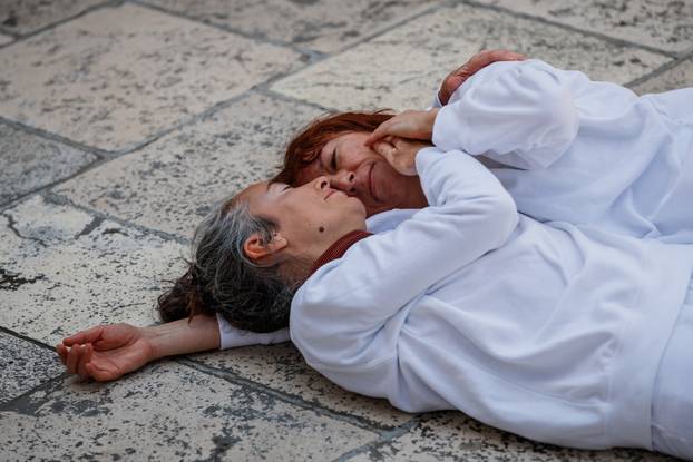 Performans 'Milovanje' na splitskom Peristilu