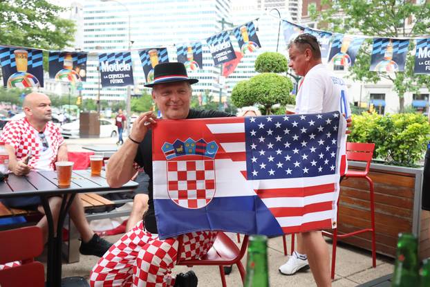 SP 2026 Philadelphia: Navijači se okupljaju prije razvijanja hrvatske zastave uoči utakmice s Ganom