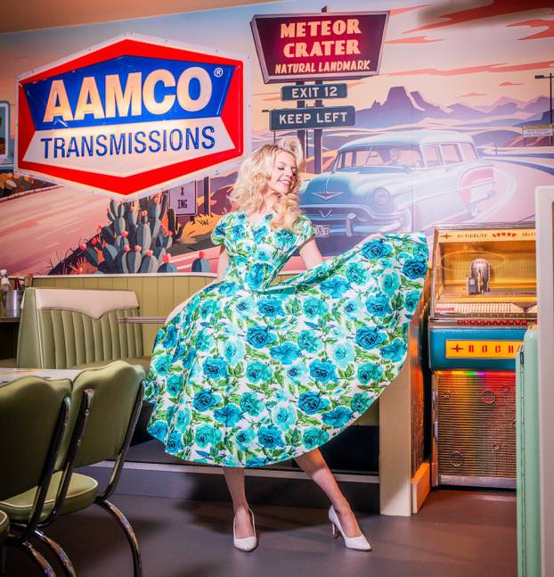 FOTO Mlada ljepotica obožava vintage stil - u retro krpicama donosi seksepil iz 1950-ih