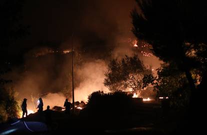 FOTO  Vatrogasci u paklu požara diljem Dalmacije: Herojski gasili cijelu noć, dolazili i iz Zagreba