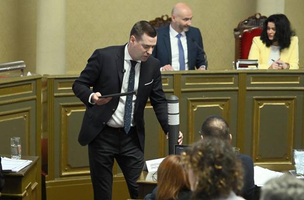 Zagreb: Herman za govornicu u Skupštini izašao s prometnim stupićem, Klisović pomislio da je bazuka