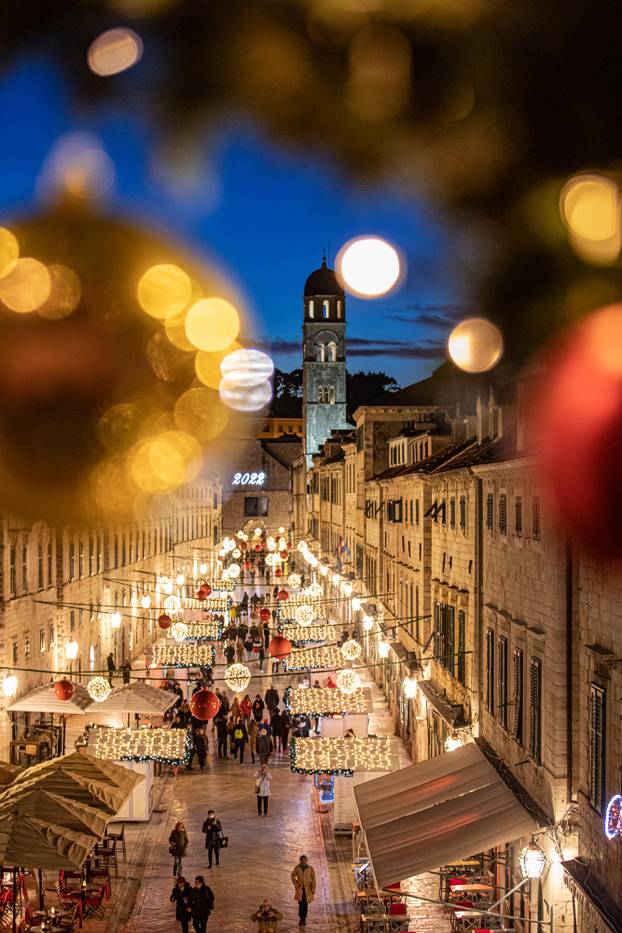 Adventski ugođaj na Stradunu u Dubrovniku tijekom noći i dana