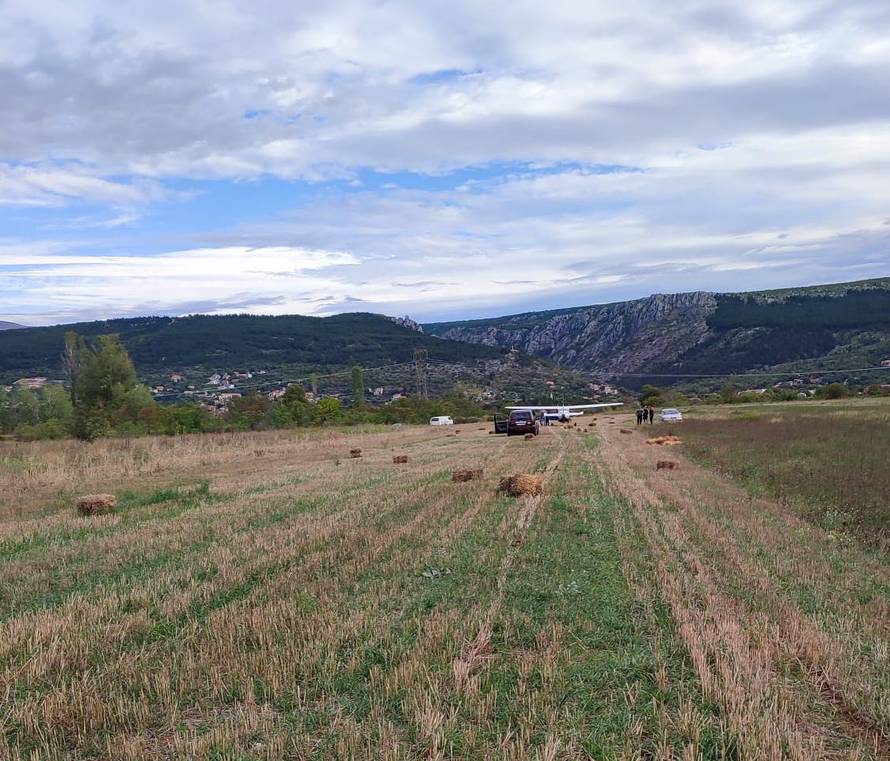 Avion prisilno sletio kod Imotskog zbog kvara na motoru