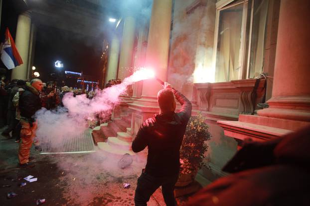 Prosvjednici u Beogradu pokušali provaliti u zgradu Skupštine, policija bacila suzavac