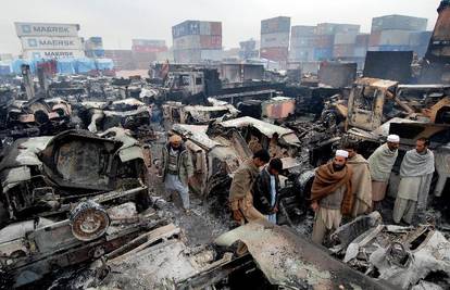 Pakistan: Ubili policajca i zapalili oko 160  kamiona