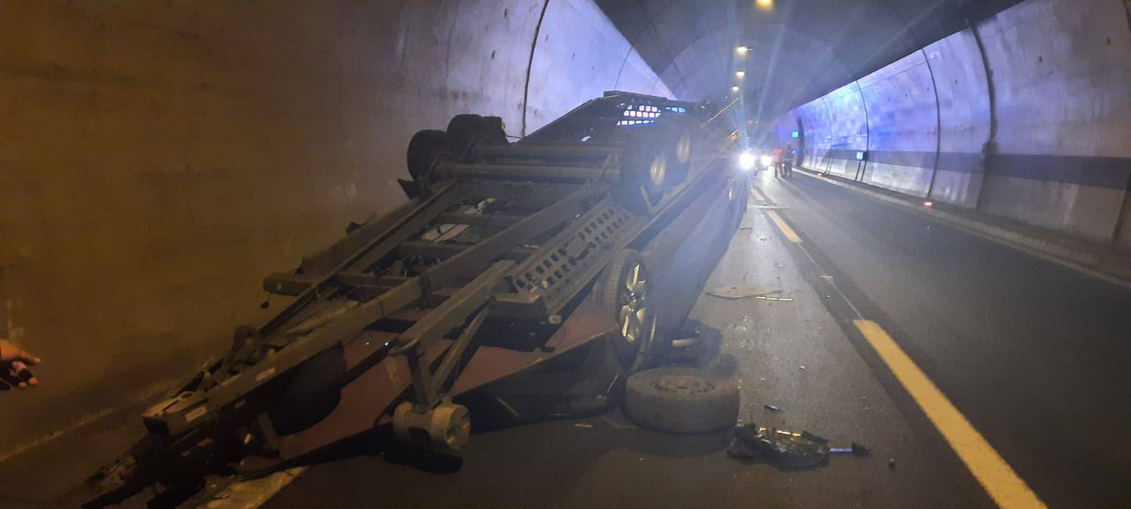 Krš i lom u Svetom Roku. Auto nakon sudara završio na krovu: 'Čekali smo 45 minuta u koloni'