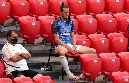 Bale opet nestašan: Na klupi je 'dalekozorom' pratio utakmicu
