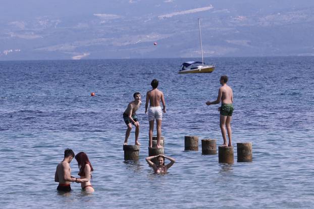 Split: Lijepo vrijeme mnogi koriste na uživanje na plaži