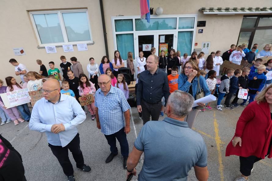 Zagreb: Prosvjed roditelja i djece Donjeg Dragonošca koja nastavu pohađaju u vatrogasnom domu