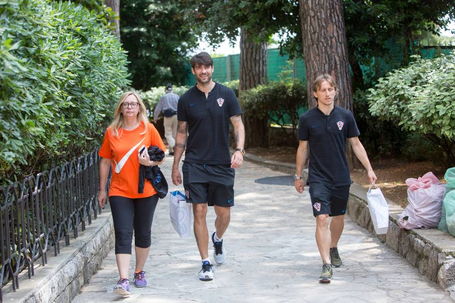 Ćorluka i Modrić su se fotkali s mladencima: Uljepšali im dan